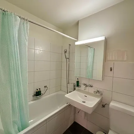 Simple & Comfy On Gartenstrasse * ברן